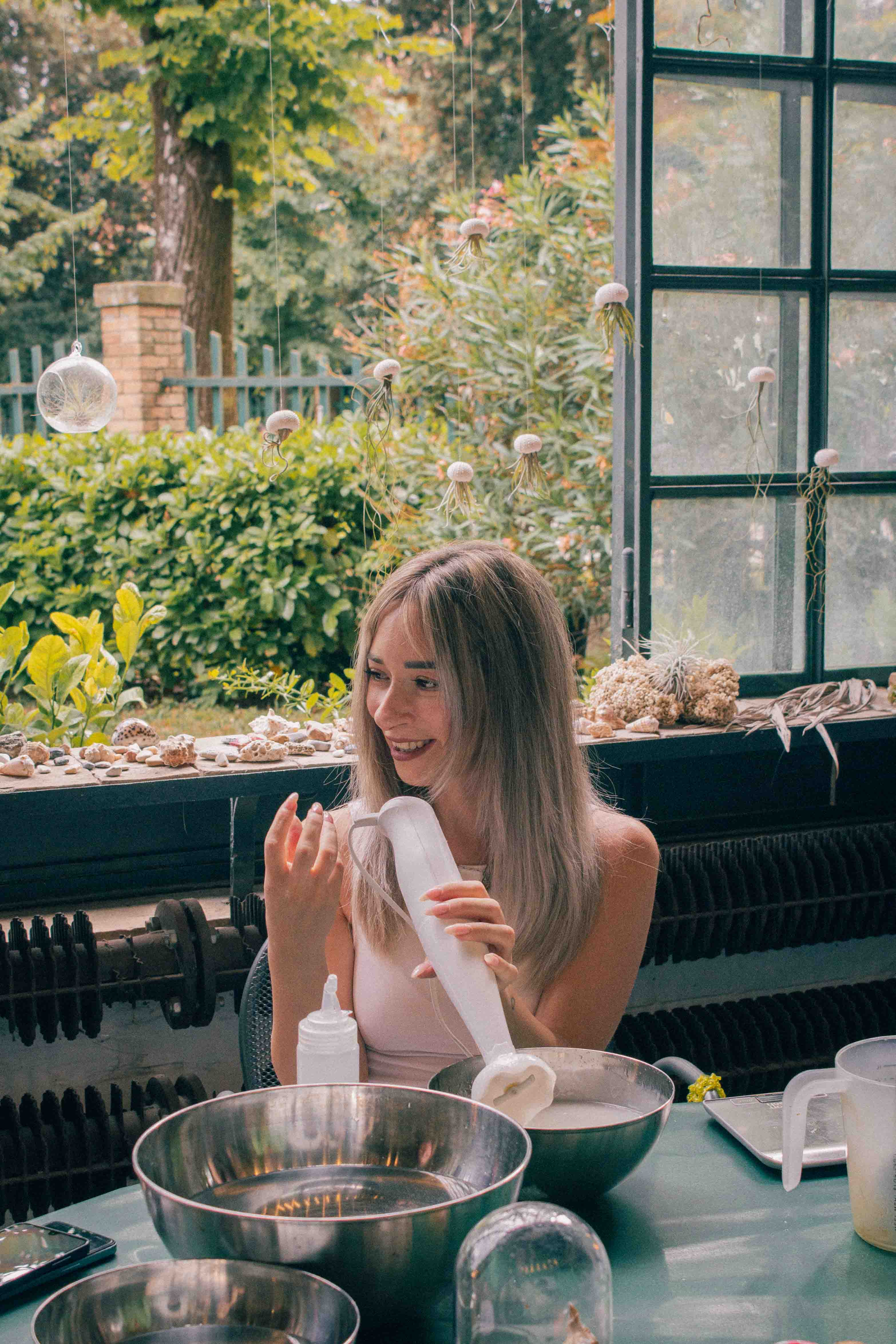 La designer Emi mentre mostra la formazione della materia fluida