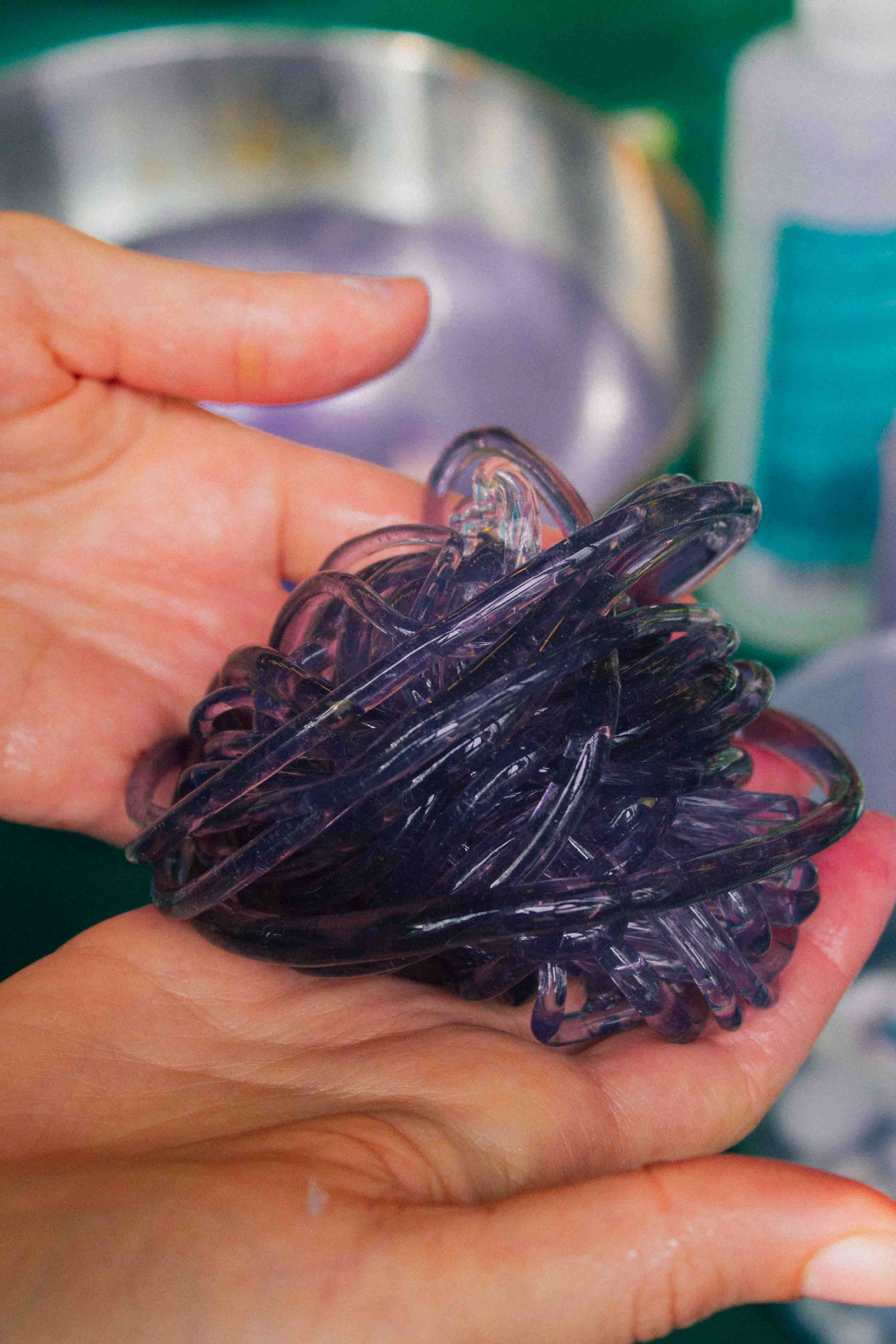 Un gomitolo di filato di alga appena creato